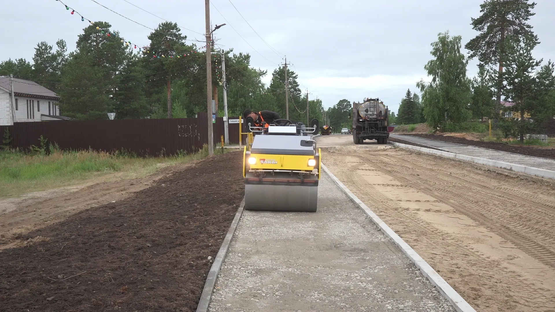 В Сургуте продолжают обновлять не только центральные магистрали, но и внутриквартальные проезды