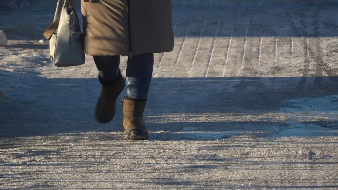 Поскользнулся, упал — гипс: как в Сургуте борются с гололедом