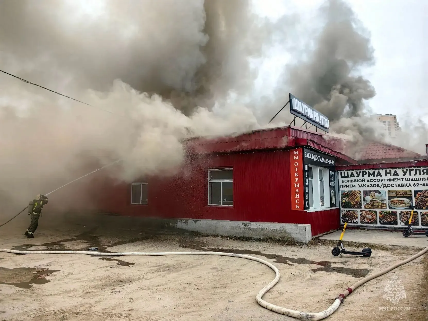 В Сургуте горят кафе и алкомаркет