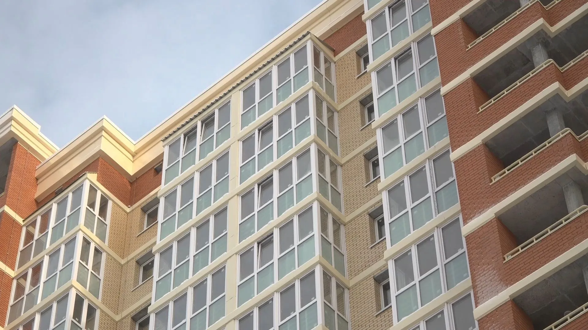 Долгие годы ожидания: дольщики ЖК «Уютный» в Сургуте получают ключи от своих квартир