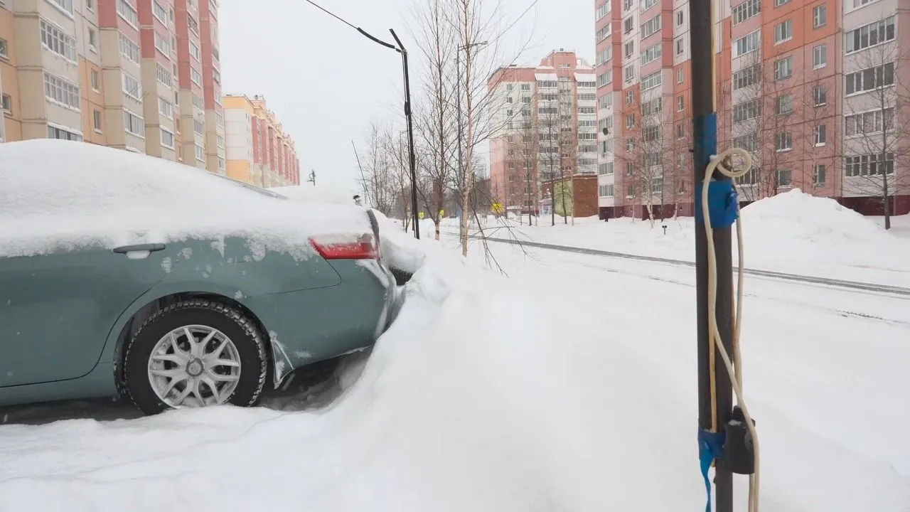 Жителям Сургутского района напомнили об ответственности за свисающие из окон к машинам провода