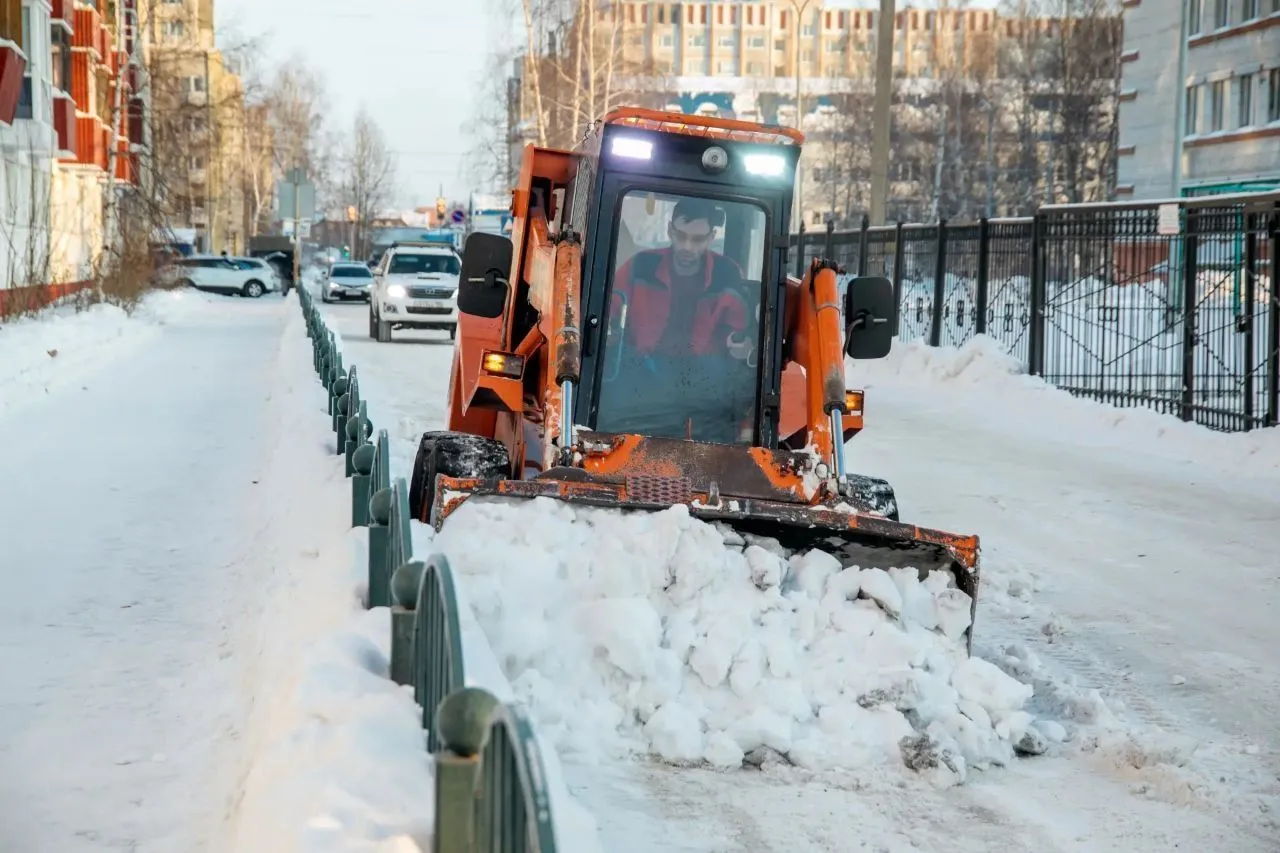 Мэрия Сургута расторгла контракт с одним из подрядчиков, занимающимся уборкой проездов от снега
