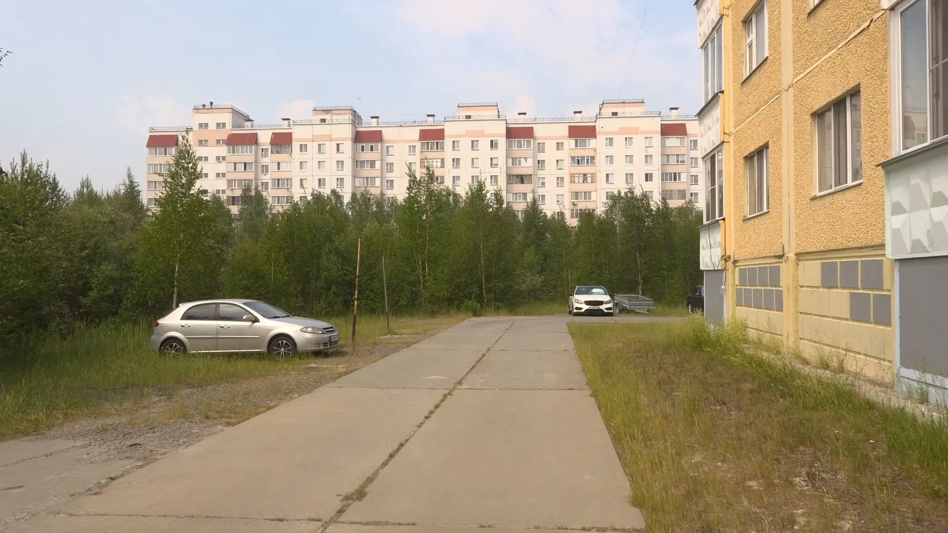 В Сургутском районе штрафуют владельцев авто, паркующихся на газонах