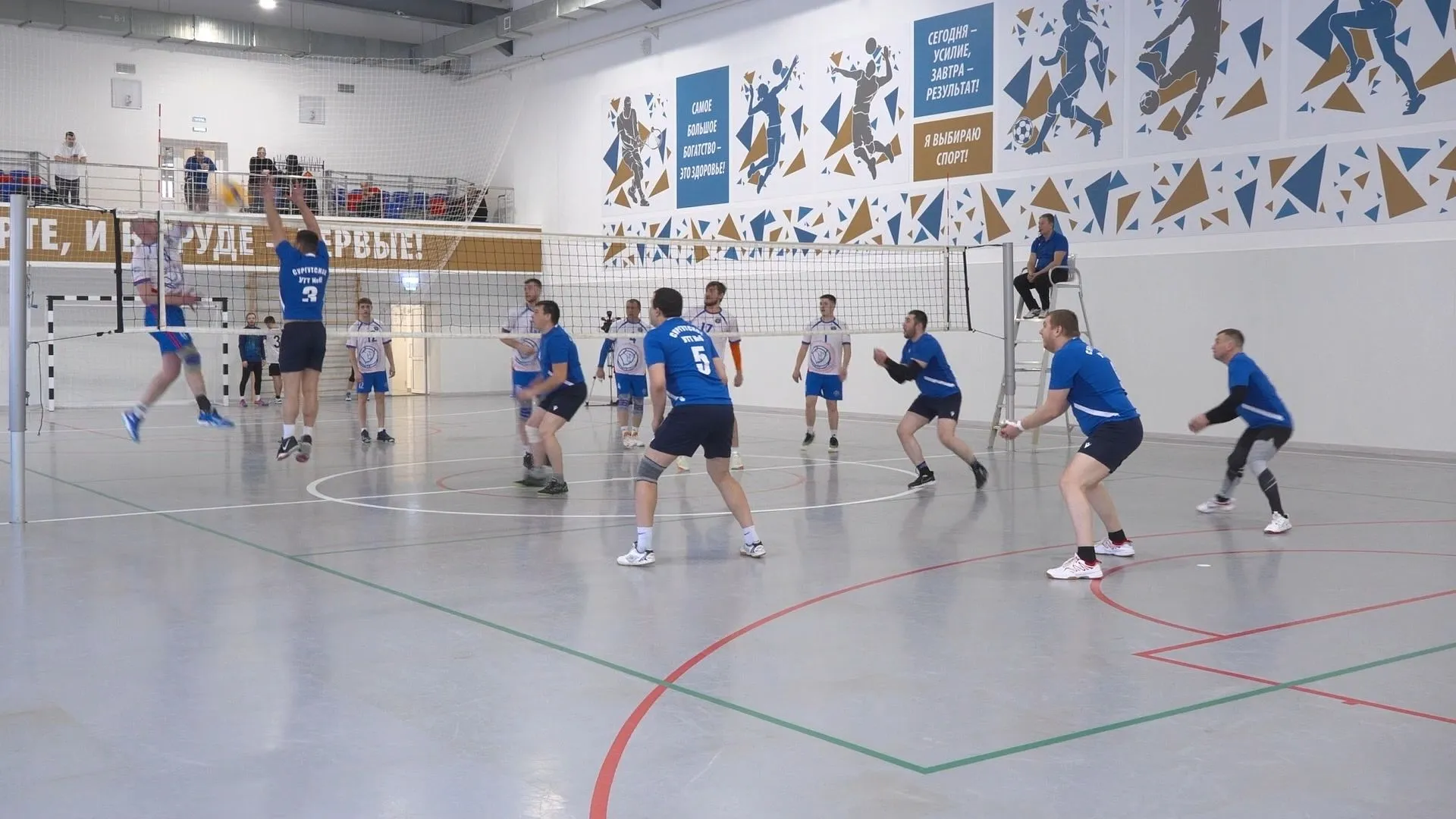 В спартакиаде Сургутнефтегаза в самом разгаре волейбольный турнир
