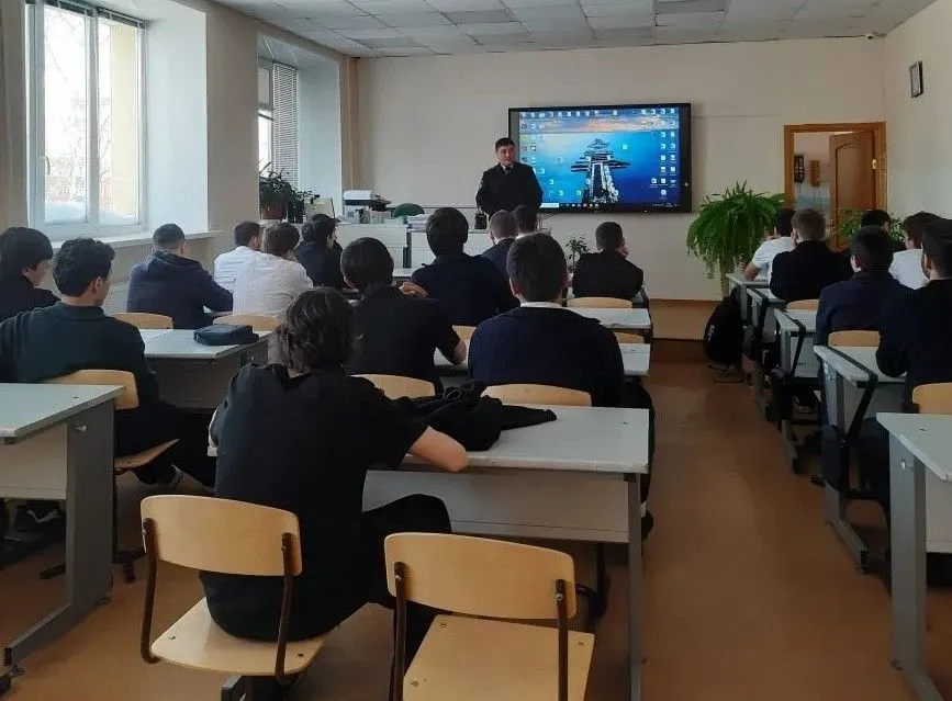 Сотрудники транспортной полиции Сургута провели в школах профилактические уроки