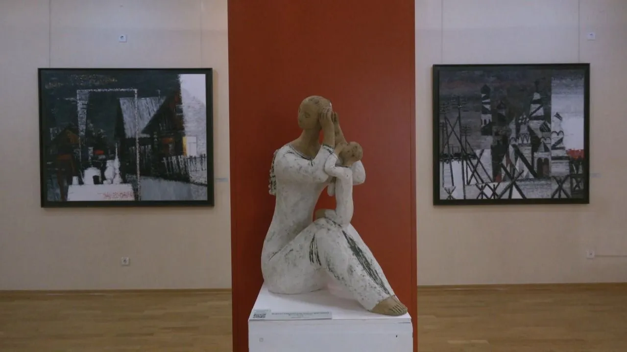 В Ханты-Мансийске открылась выставка к 95-летию Югры