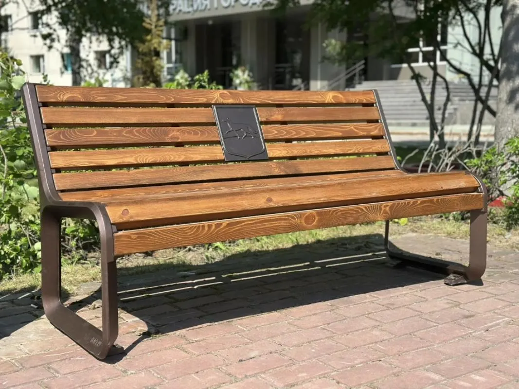 На площади Советов в Сургуте установили новые лавочки с гербом города