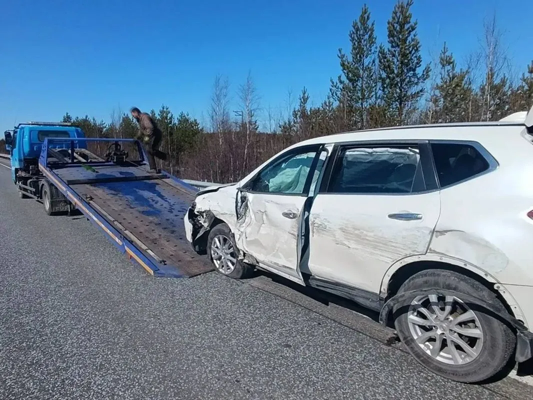 Полицейский в Сургутском районе помог семье с инвалидом после ДТП добраться до дома