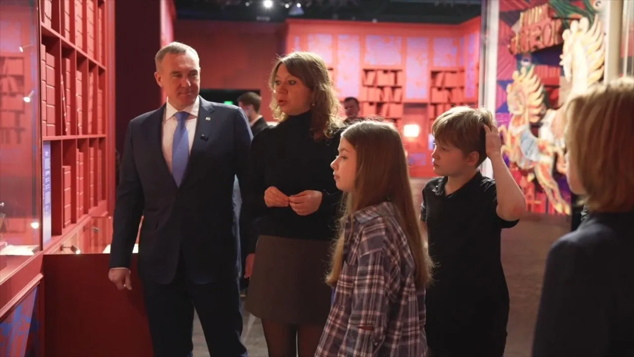 Губернатор Югры и школьники посетили национальный центр «Россия» в Москве