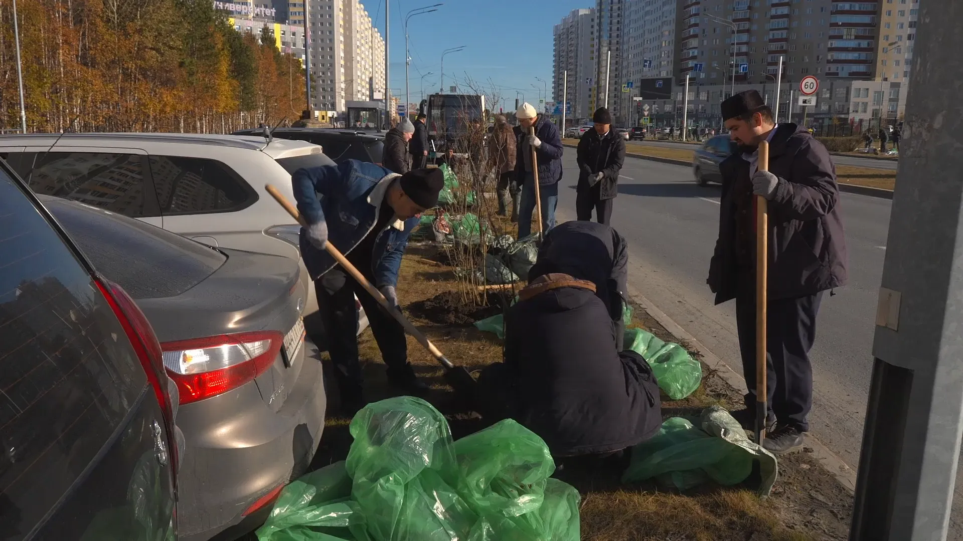 К Единому дню посадки саженцев деревьев присоединились мусульмане Сургута К Единому дню посадки саженцев деревьев присоединились мусульмане Сургута