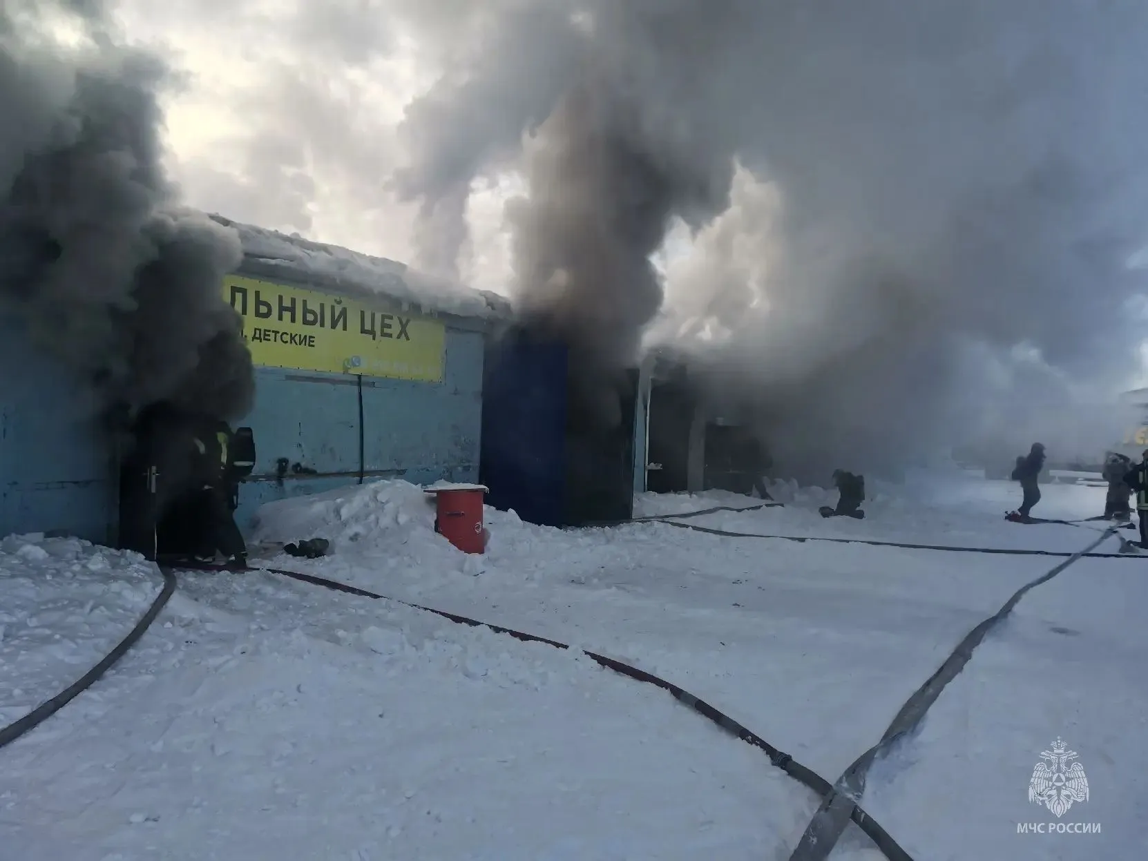 В Сургуте горит мебельный цех