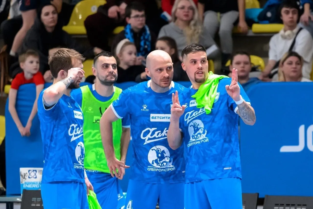 Сургутский «Факел» встретился на домашней площадке с новосибирским «Сибиряком»