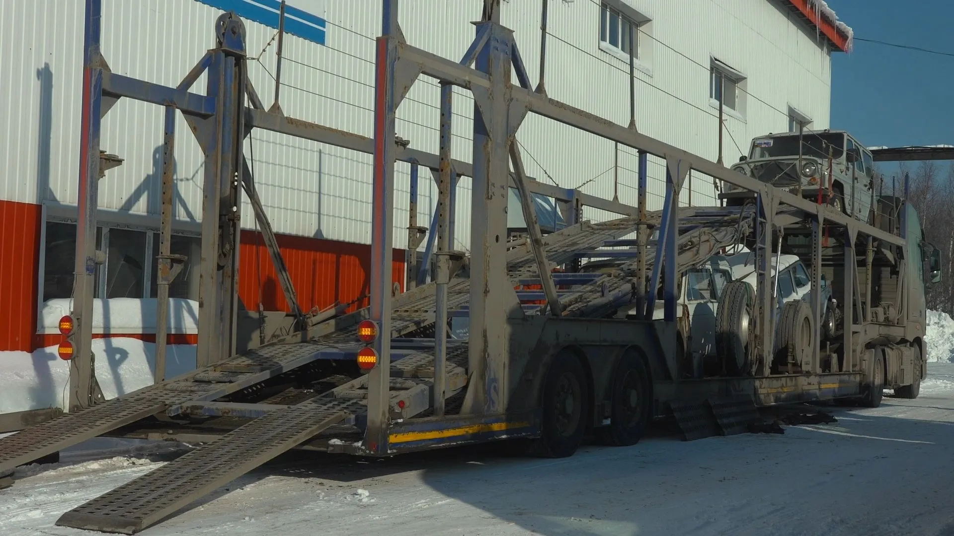 Второй в 2026 году гуманитарный конвой с техникой отправился из Сургута в зону СВО