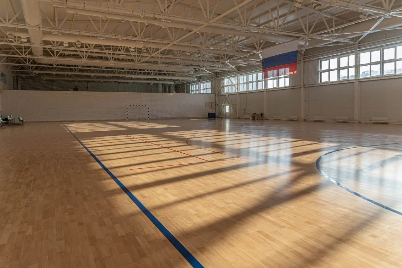 Партийный десант оценил новый спорткомплекс в Сургуте