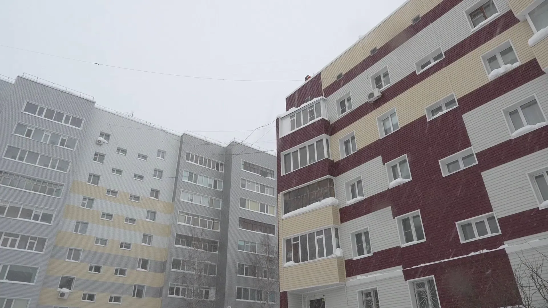 Глава Сургута поручил устранить снежные заносы на крышах зданий