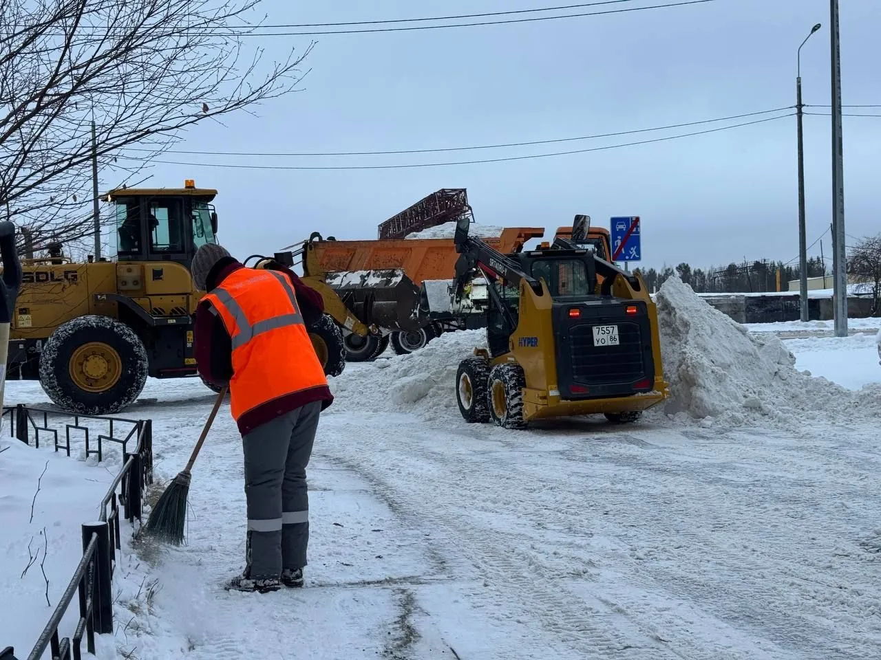 В Сургуте за сутки на полигоны вывозят около десяти тысяч кубометров снега