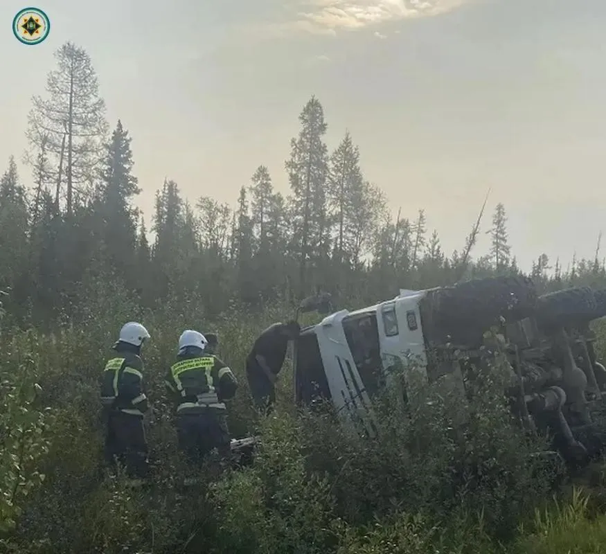 На трассе в Югре опрокинулся автокран