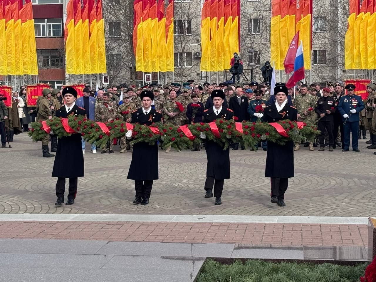 О подвиге ветеранов: у Мемориала Славы в Сургуте прошёл памятный митинг
