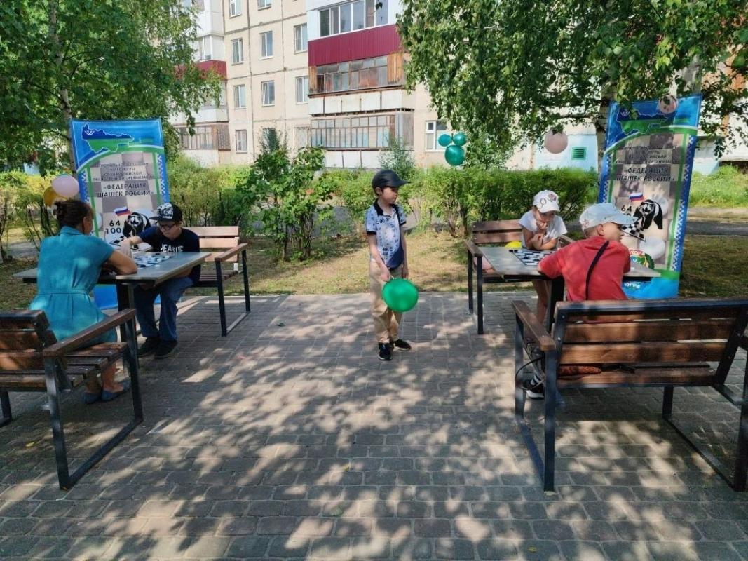 В сквере Ветеранов в Сургуте появились шахматные столы