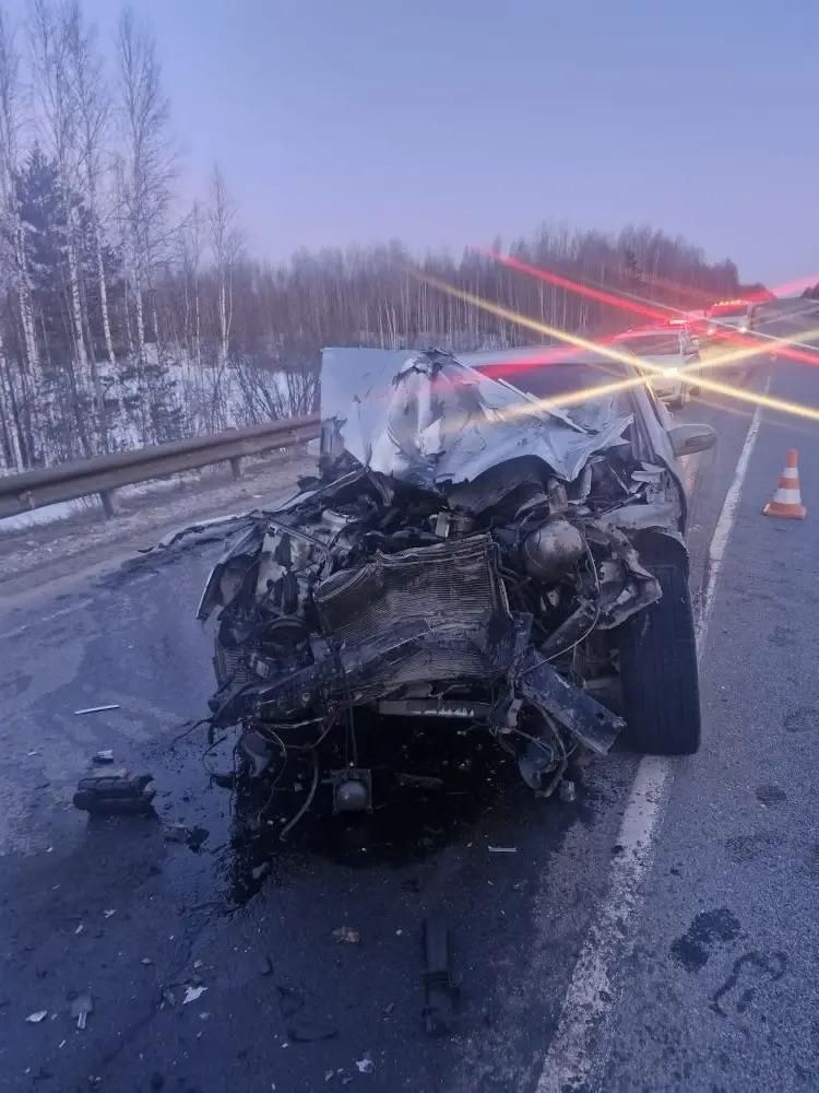 На трассе в ХМАО Mercedes «догнал» спецтехнику