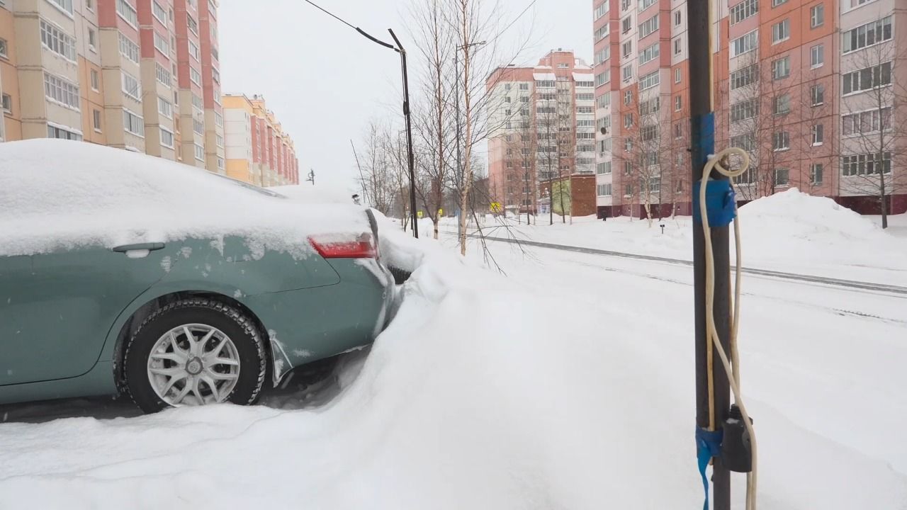 Жителям Сургутского района напомнили об ответственности за свисающие из окон к машинам провода