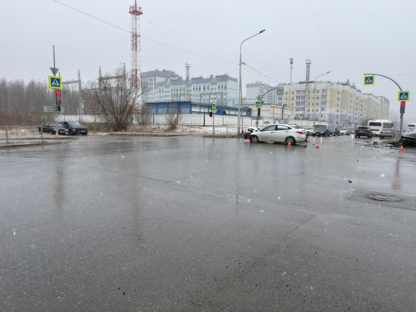 В Нижневартовске столкнулись два авто, водители которых проехали на красный