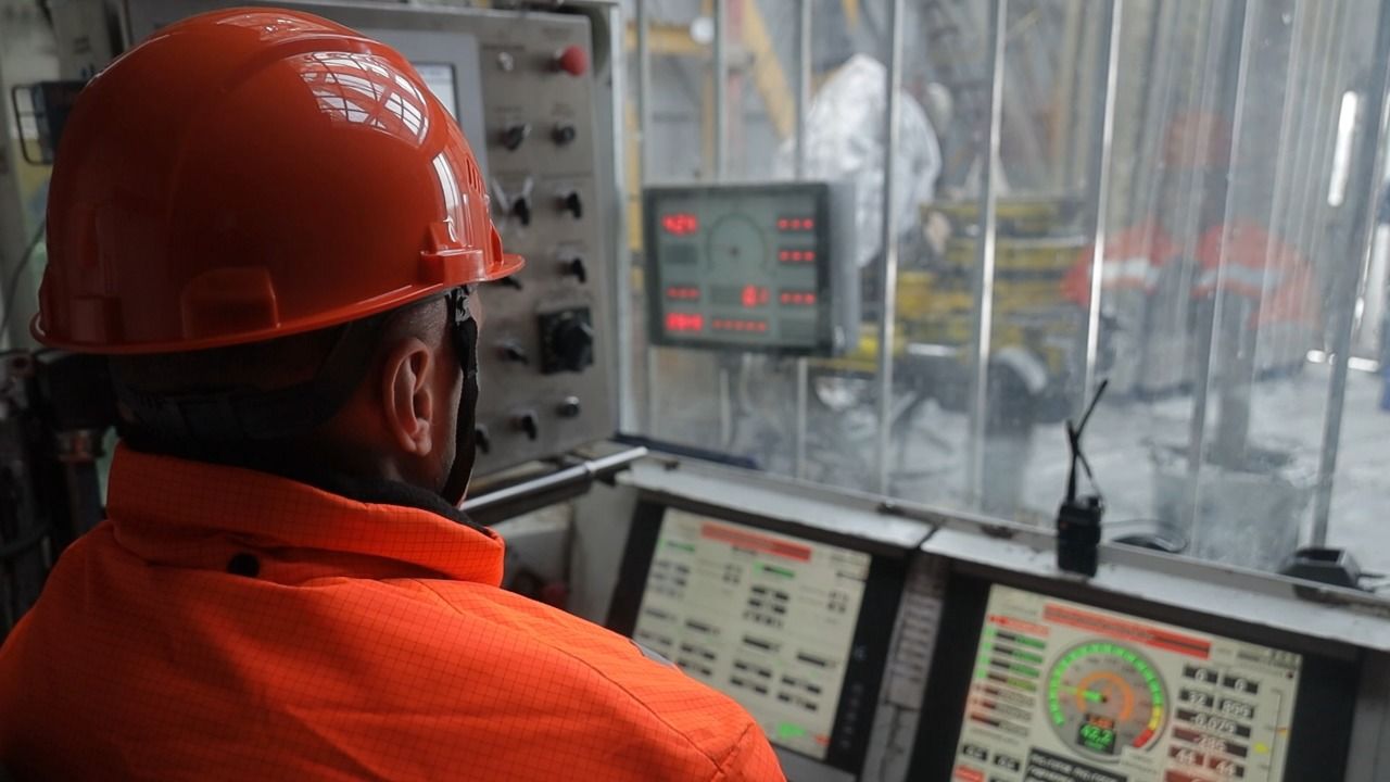 Работникам Сургутнефтегаза подняли заработную плату