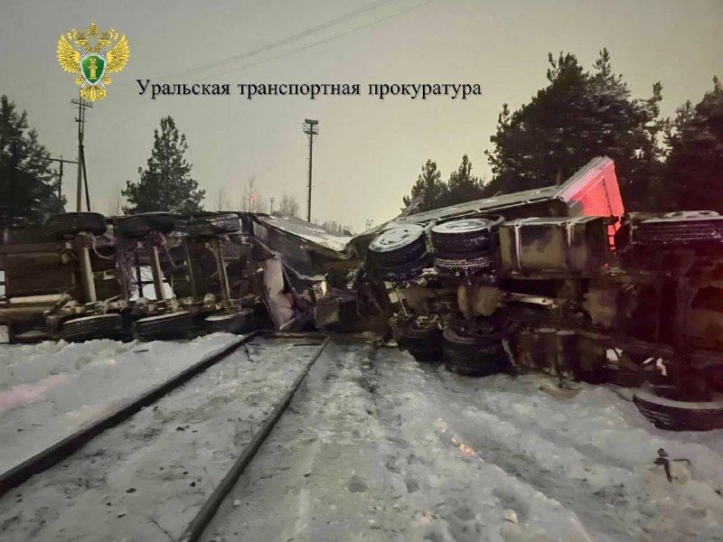 В Сургутском районе столкнулись поезд и грузовик