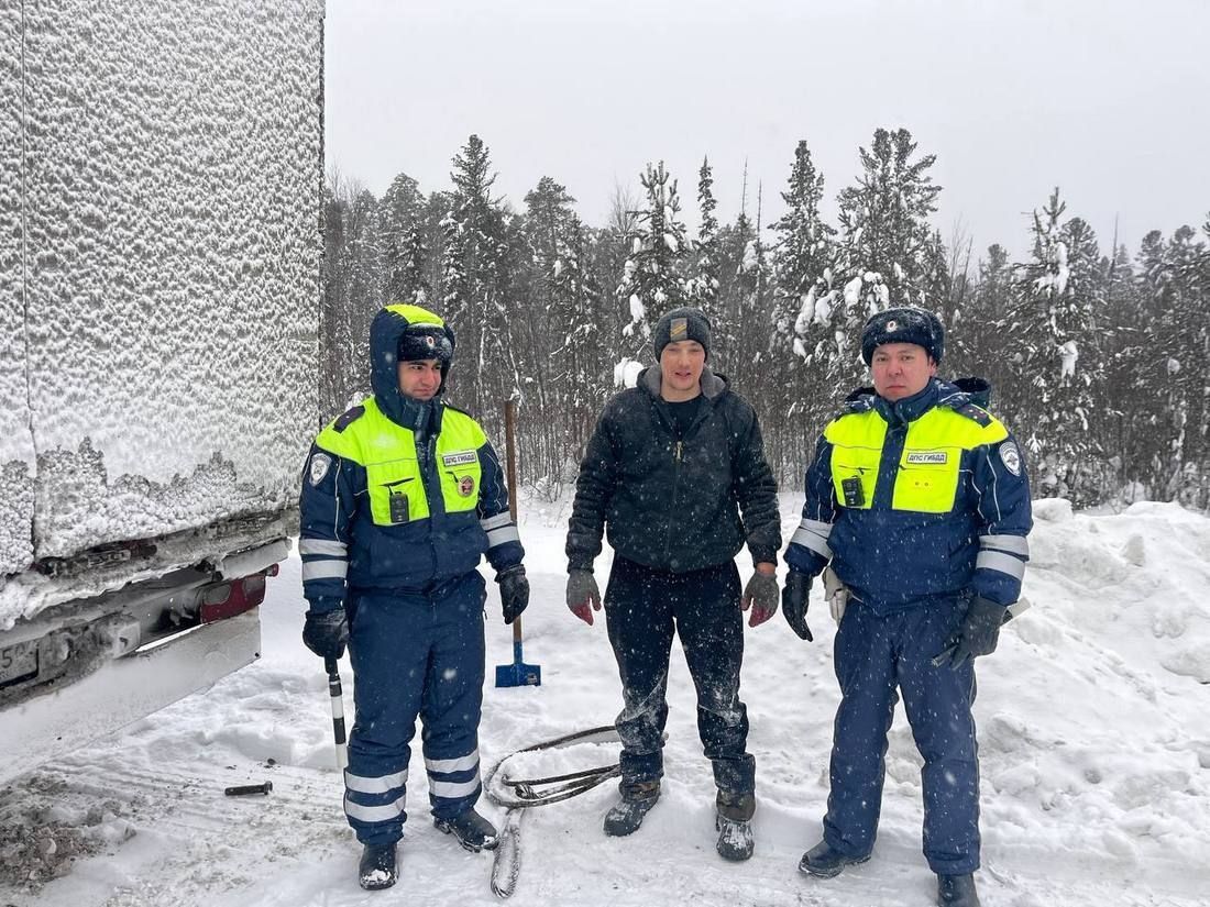 Инспекторы ДПС вызволили фуру, вылетевшую в кювет на трассе «Тюмень – Ханты-Мансийск»