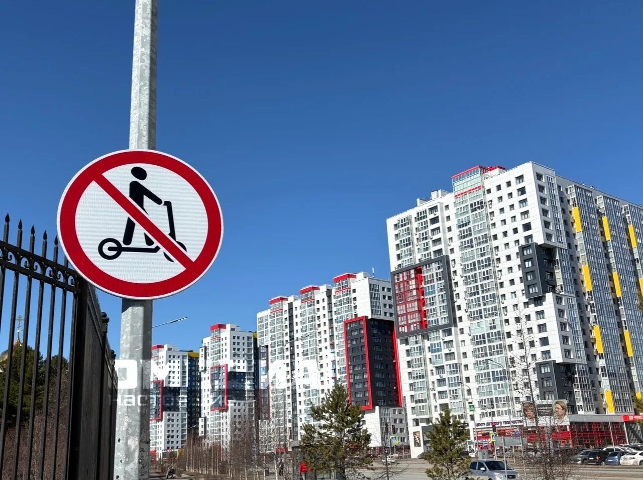 В Сургуте начали устанавливать знаки, запрещающие движение электросамокатов