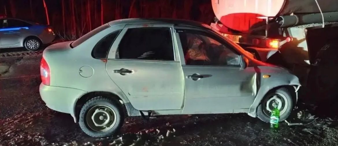 В Нефтеюганском районе «ВАЗ» врезался в припаркованный «КамАЗ»