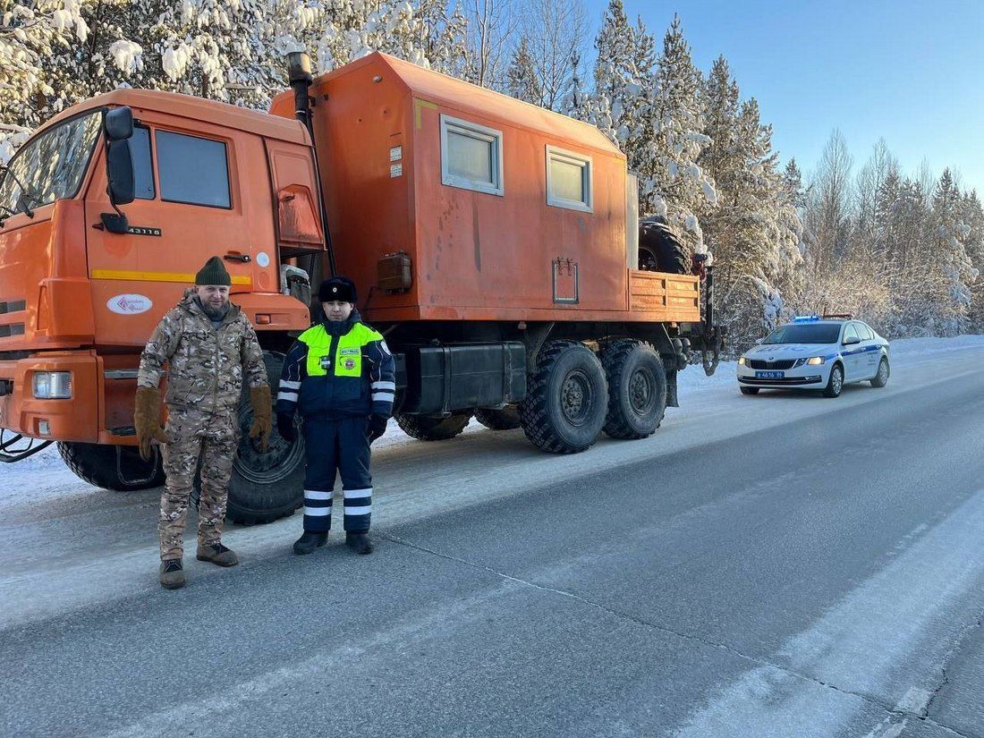 В Нижневартовском районе инспекторы ДПС помогли водителю «КамАЗа», замерзающему на трассе