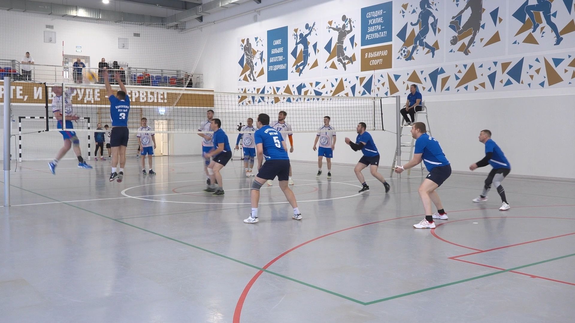 В спартакиаде Сургутнефтегаза в самом разгаре волейбольный турнир