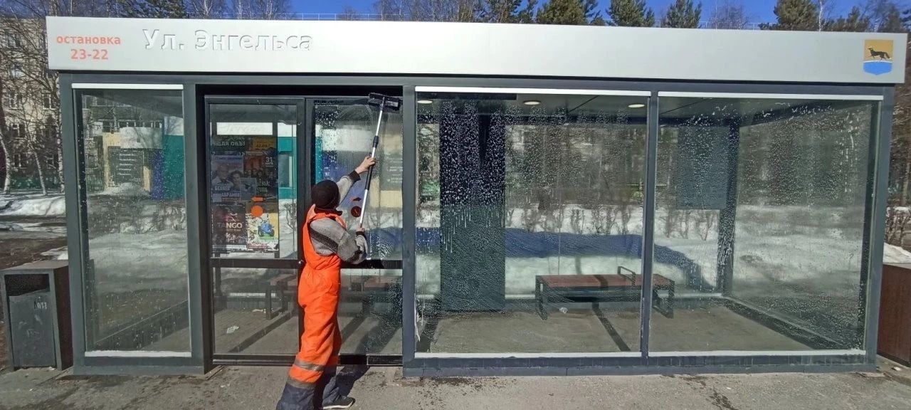 К майским праздникам в Сургуте отмоют около 300 остановок
