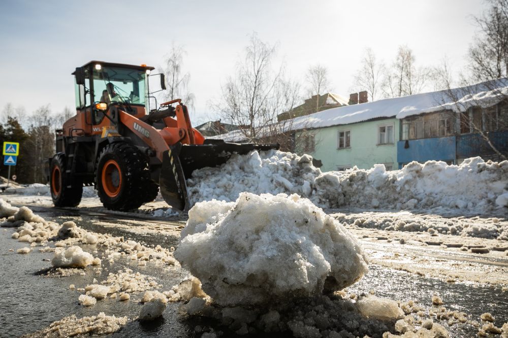 Спасти дворы и дороги от луж. В Сургутском районе начинается активная фаза весенней уборки снега 
