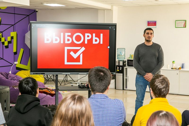 Ставка на политическую грамотность: в Сургутском районе стартовали просветительские встречи для молодежи