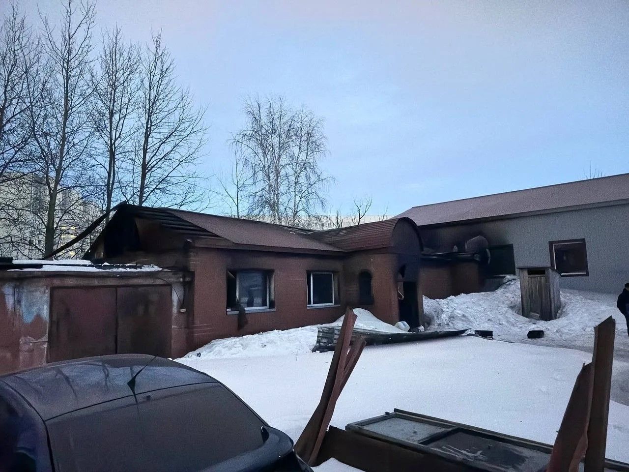 В Нижневартовске при пожаре в заброшенном здании погиб мужчина