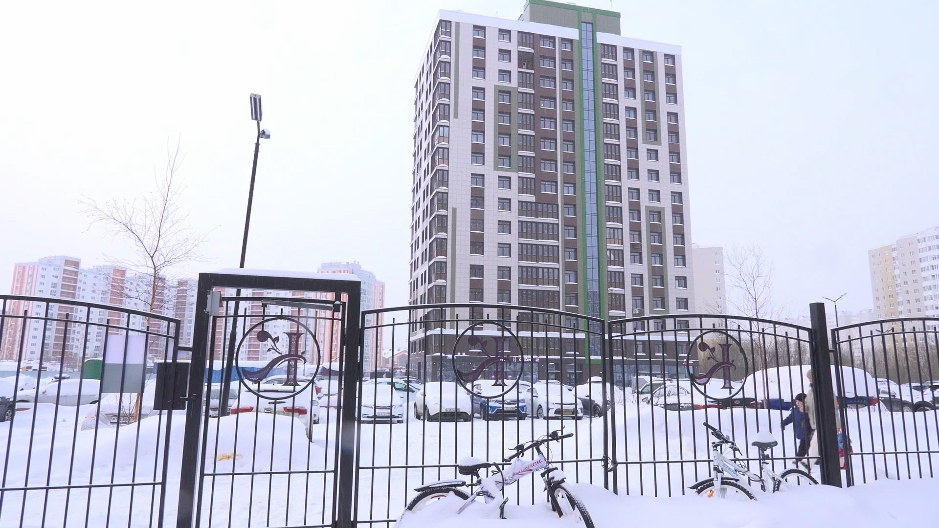 Парковка раздора: жители Сургута спорят за право ставить машины под окнами дома