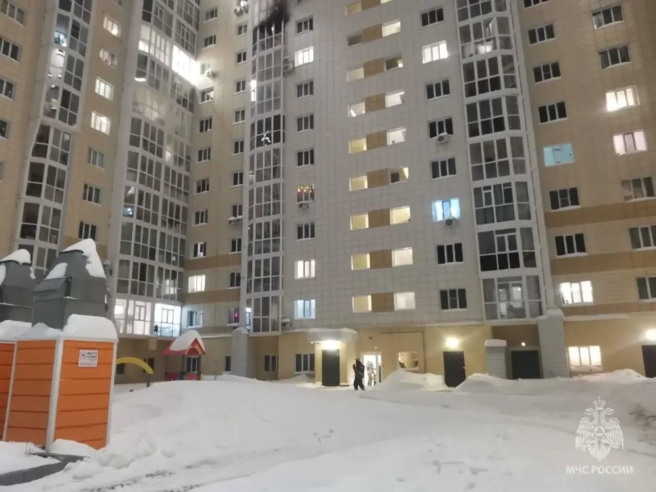 Восемь человек спасли пожарные Сургута из многоквартирного дома