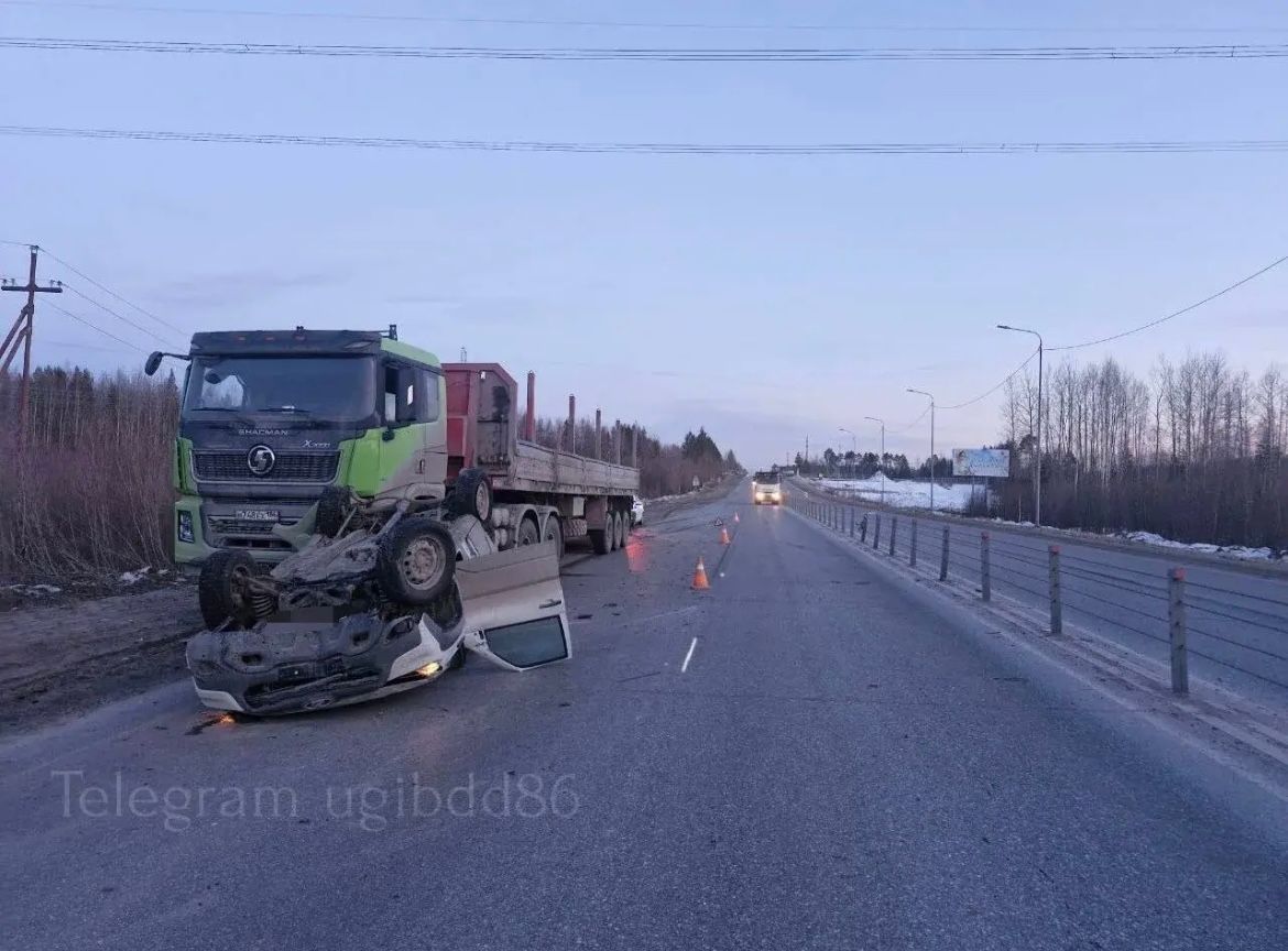 В ХМАО большегруз протаранил легковушку
