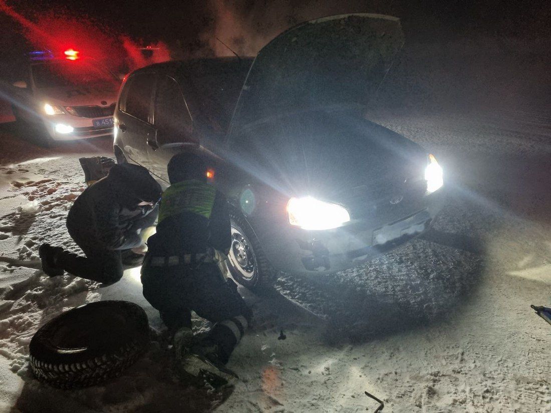 На трассе в Югре сотрудники ДПС помогли замерзающему водителю