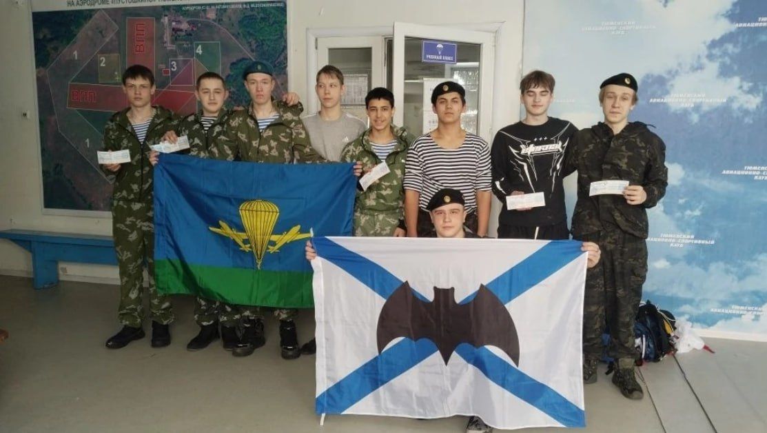 10 студентов из Сургута получили спортивные разряды по парашютному спорту в Ялуторовске