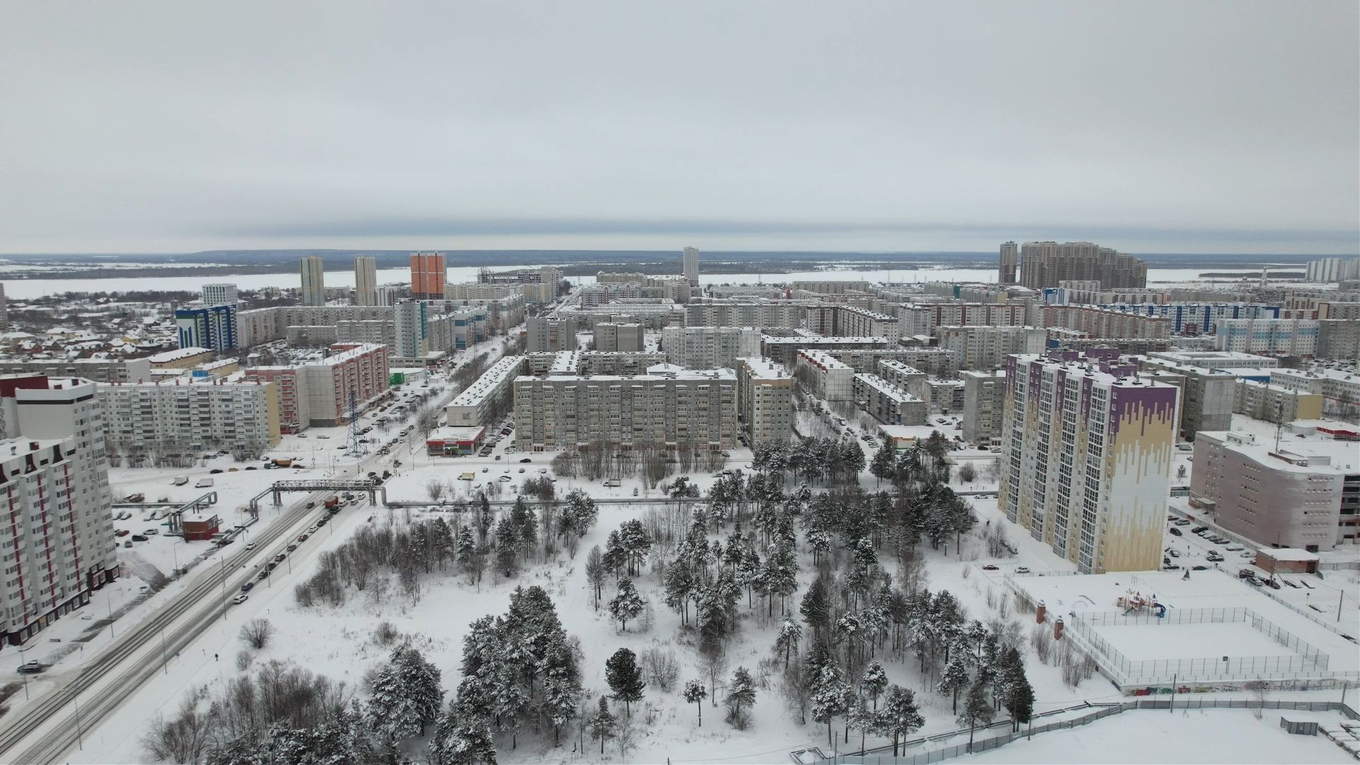 Морозилки, шины, лыжи: что находят коммунальщики в канализации Сургута