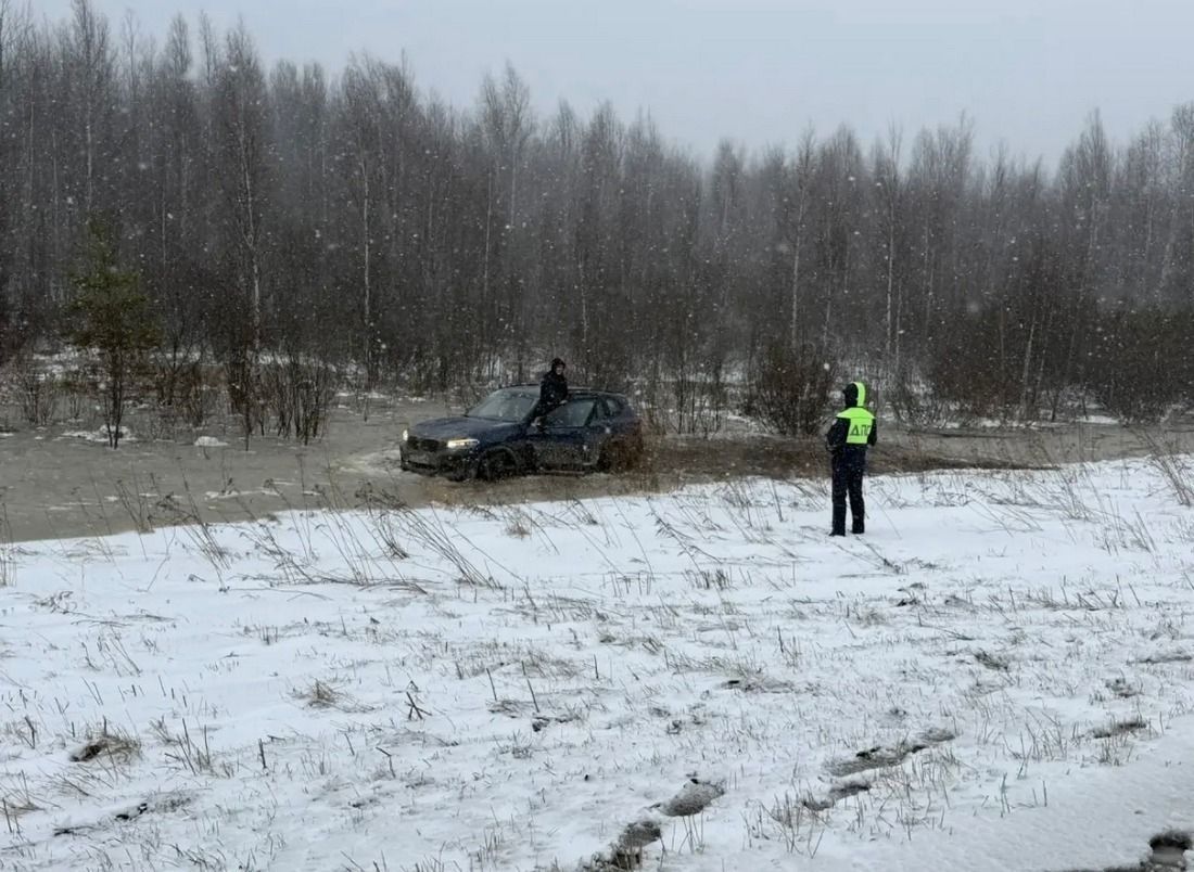 В Югре полицейские вытащили из кювета водителя с женой, съехавшего с трассы в метель