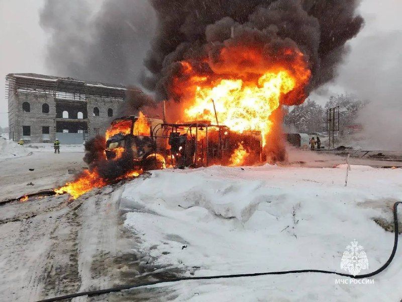В Сургутском районе горел бензовоз на АЗС