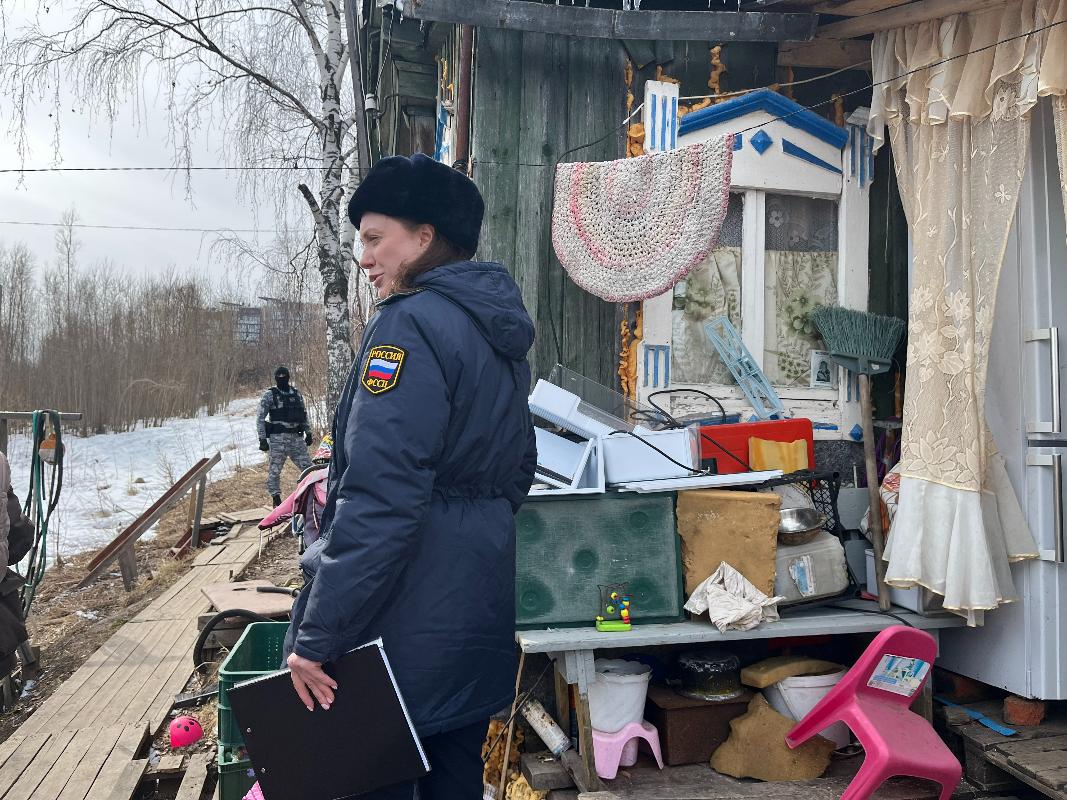 В ХМАО женщина с дочкой пряталась от судебных приставов в шкафу 