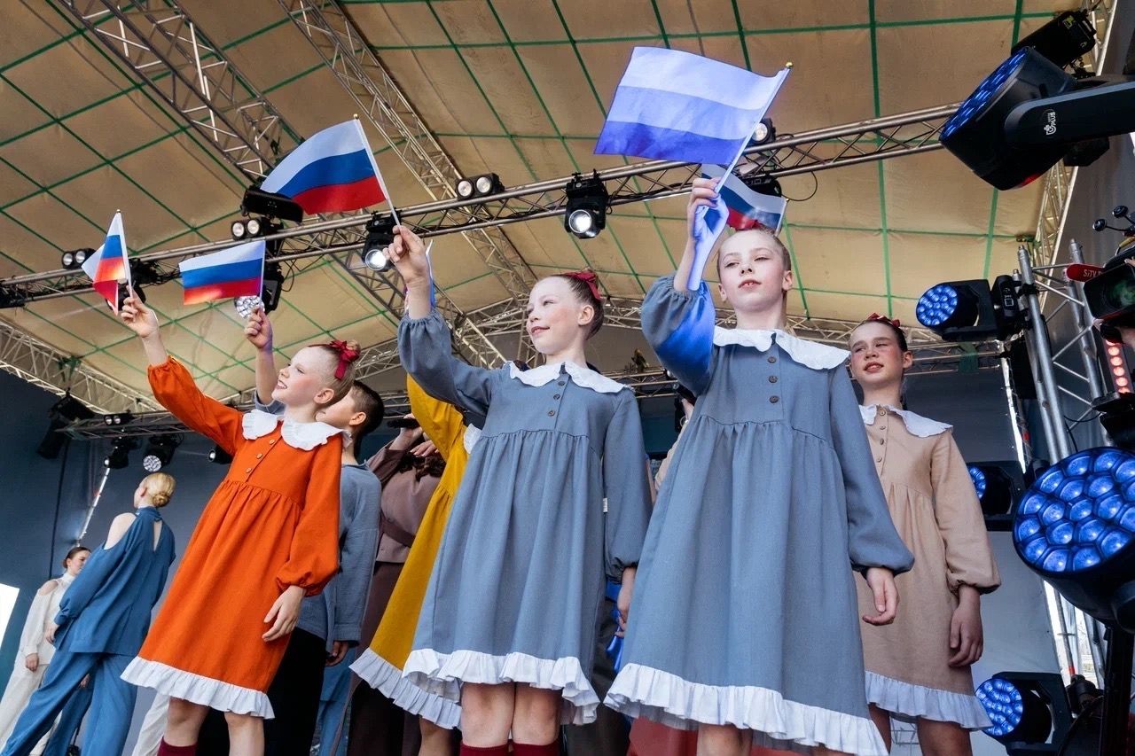 День флага России Сургут отметит на площади Советов