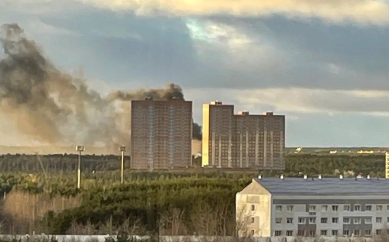 В Сургуте в районе Тюменского тракта горит строящееся здание 