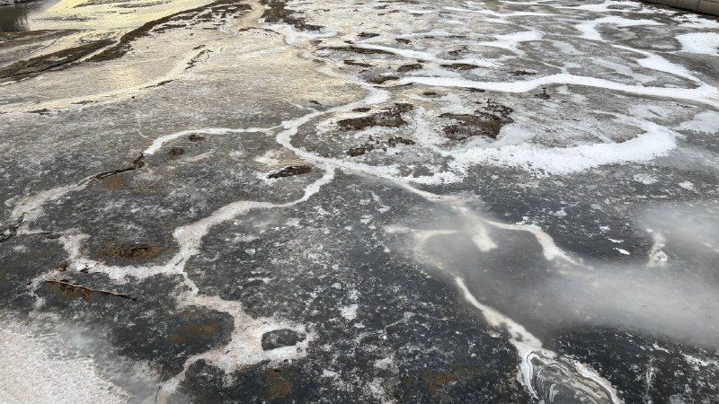 В период морозов в Сургуте усилили борьбу с гололедом