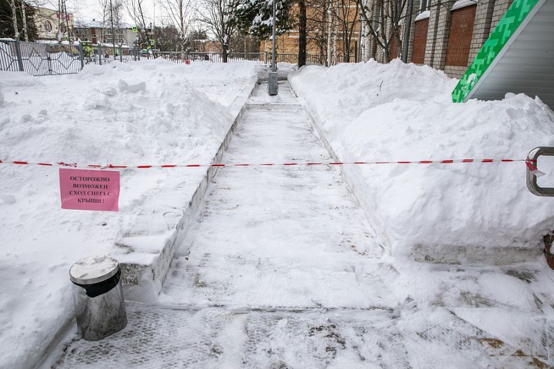 В Сургутском районе проходят внеплановые рейды по уборке снега с крыш